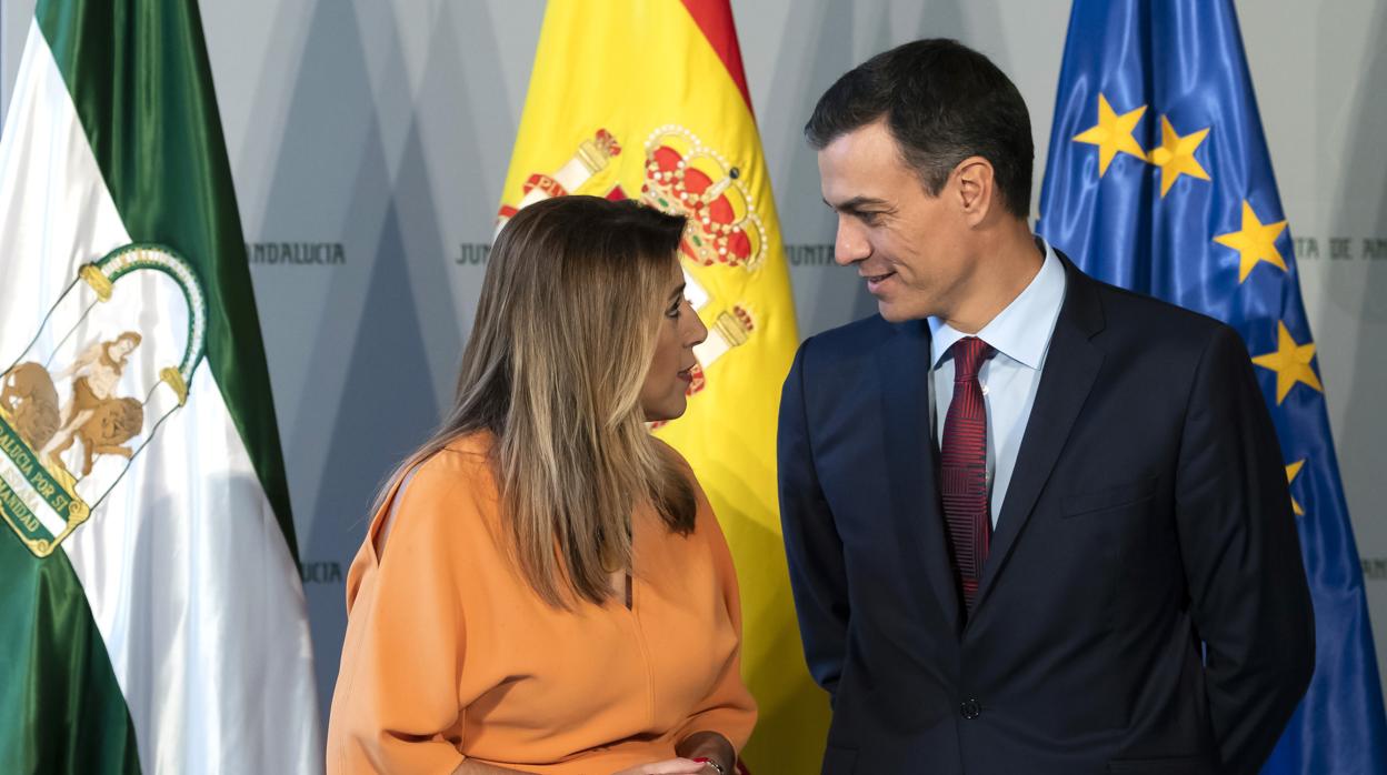 El presidente del Gobierno, Pedro Sánchez (dcha) junto a la presidenta de la Junta de Andalucía, Susana Díaz