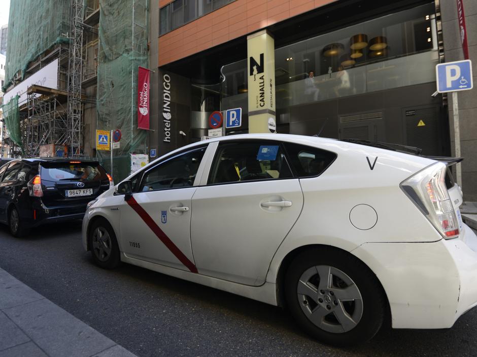 El coste del taxi y los VTC en Madrid y Barcelona puede variar entre 2 y 3 euros, según un estudio