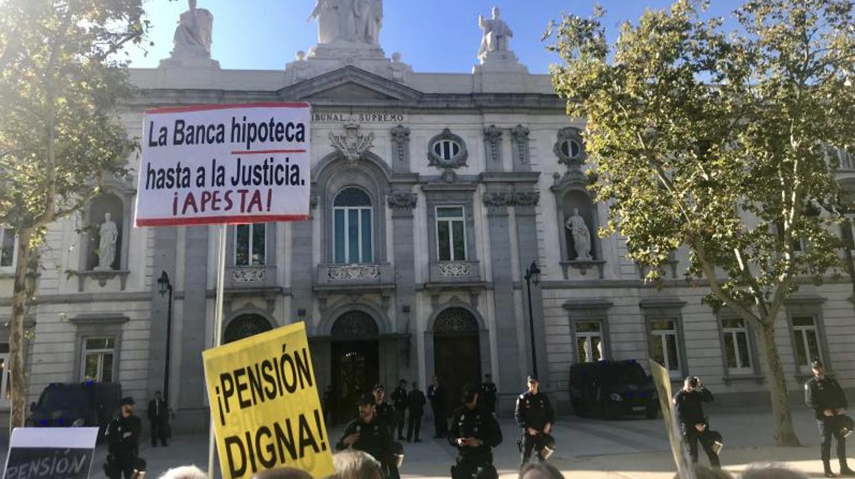 Miembros de la Plataforma de Afectados por la Hipoteca protestan ante el Supremo