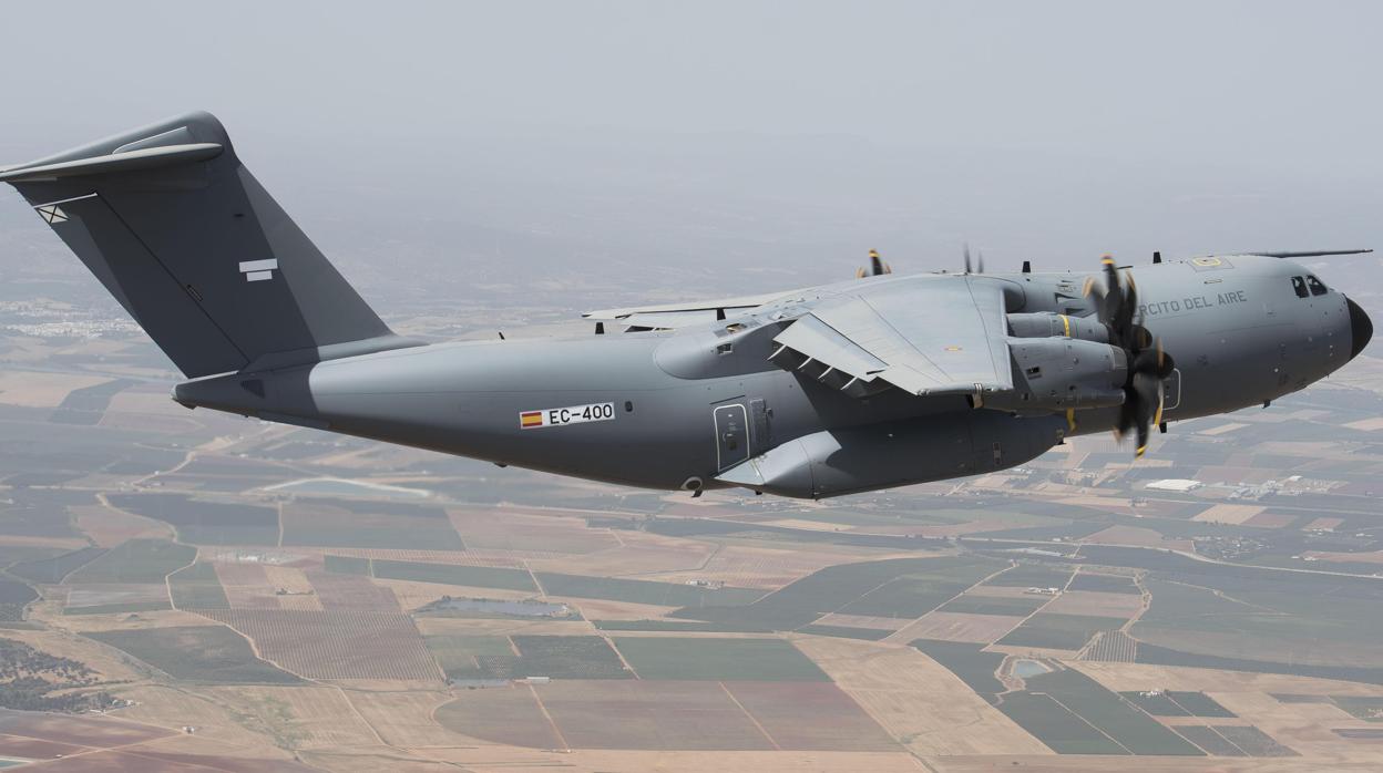 Un avión militar A400M en una prueba de vuelo