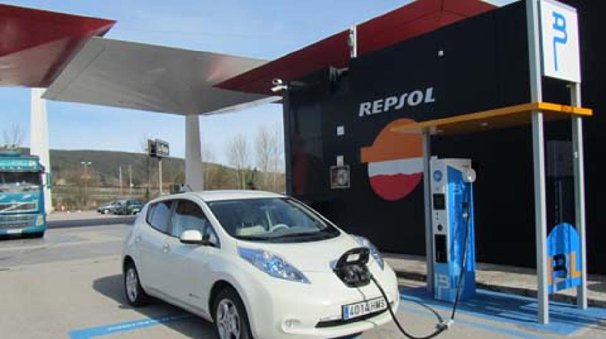 Recarga de un coche eléctrico en una gasolinera