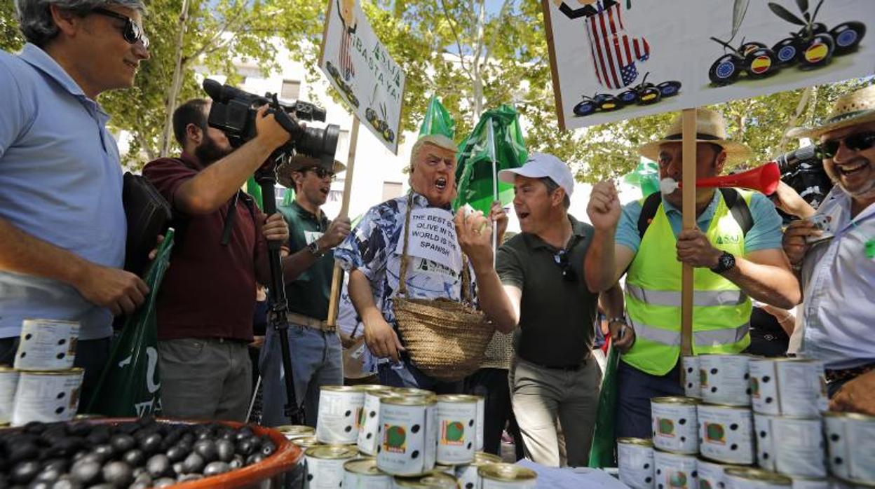 Los agricultores sevillanos protestan contra la imposición de aranceles por parte de Estados Unidos