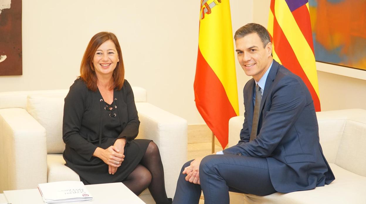 La presidenta del Gobierno balear, la socialista Francina Armengol, junto a Pedro Sánchez