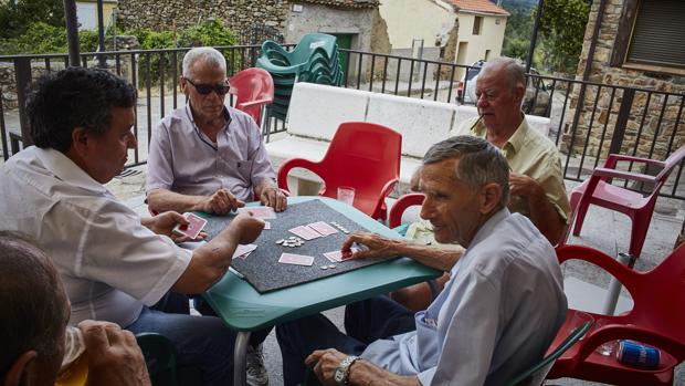 El Gobierno avisa de que habrá que «buscar dinero» para la hucha de pensiones y otras cuatro noticias