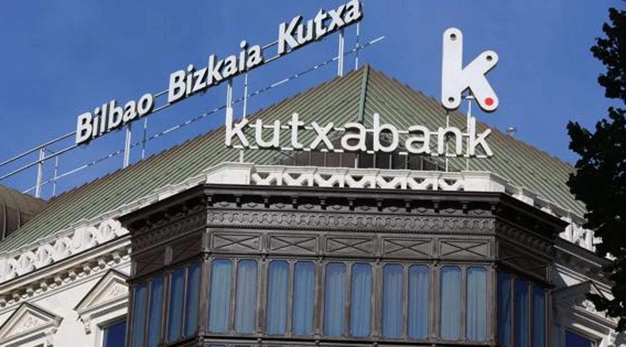 La Audiencia de Álava condena a Kutxabank a dejar de cobrar dos euros por ingresos en efectivo