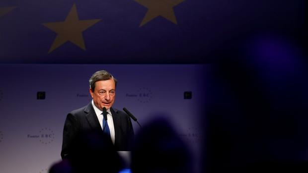 Draghi reconoce una «pérdida de impulso del crecimiento» en la Eurozona