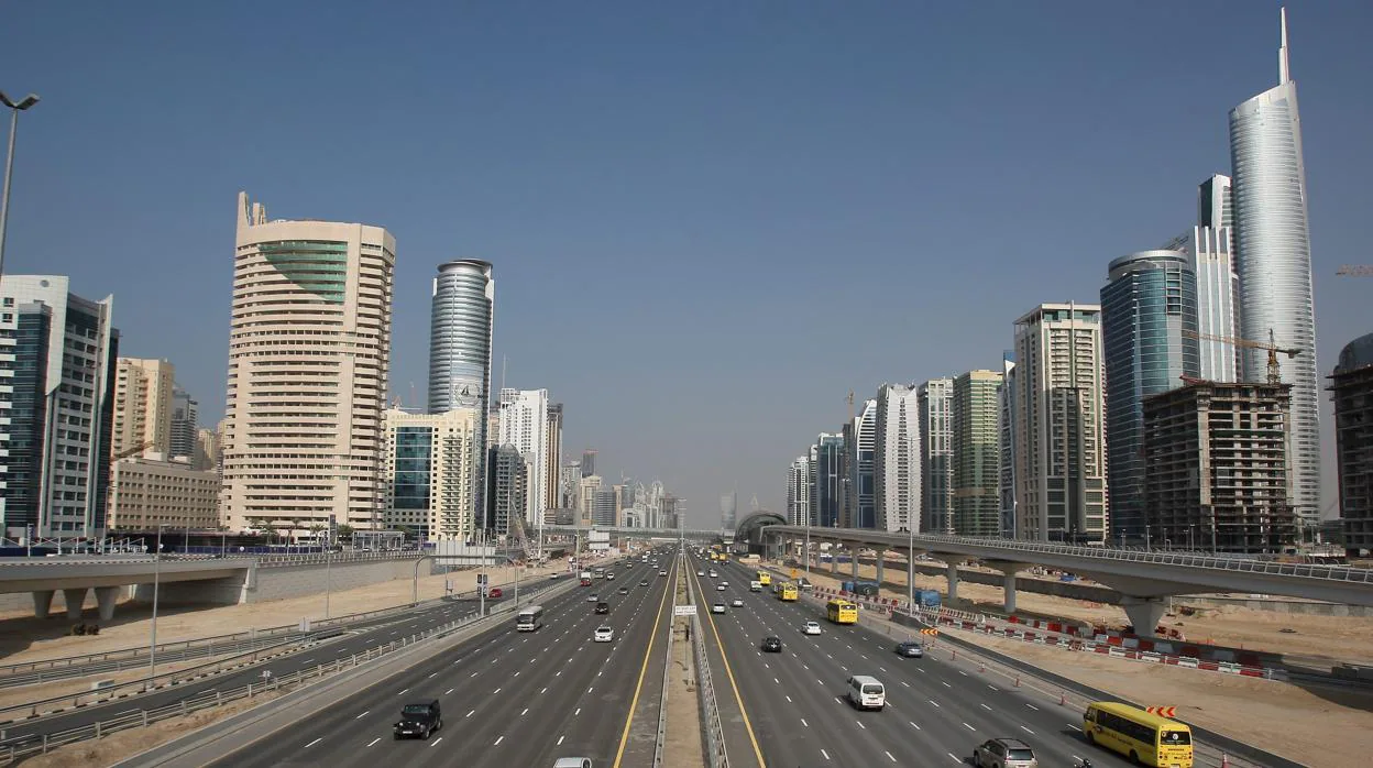Vista de la Avenida de Sheikh Zayed, de 12carriles, en la ciudad de Dubái