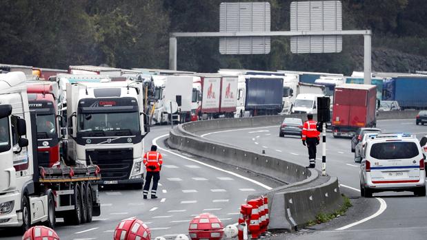 Miles de camiones atrapados en la frontera con Francia por las protestas de los «chalecos amarillos»