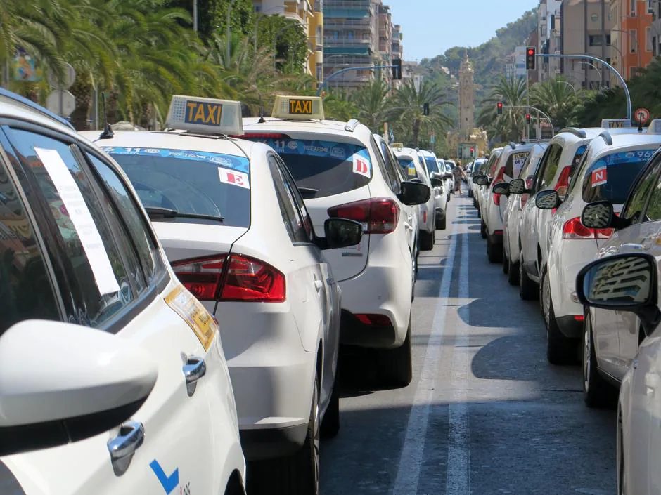 Élite Taxi y Plataforma Caracol, se han manifestado este lunes por el centro de Madrid