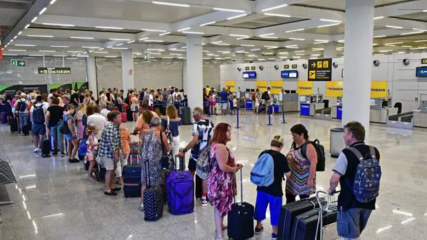 El tripartito de Palma quiere que el Aeropuerto de Son Sant Joan se cierre por las noches