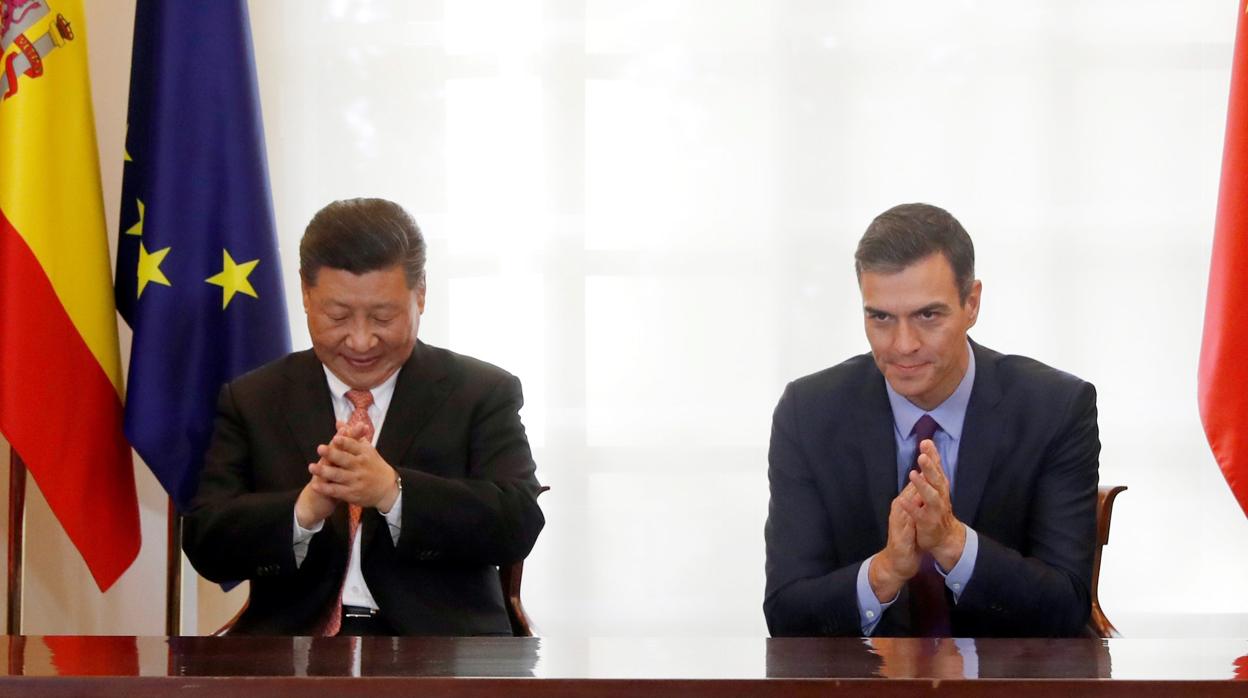 El presidente chino, Xi Jinping, junto al presidente del Gobierno, Pedro Sánchez