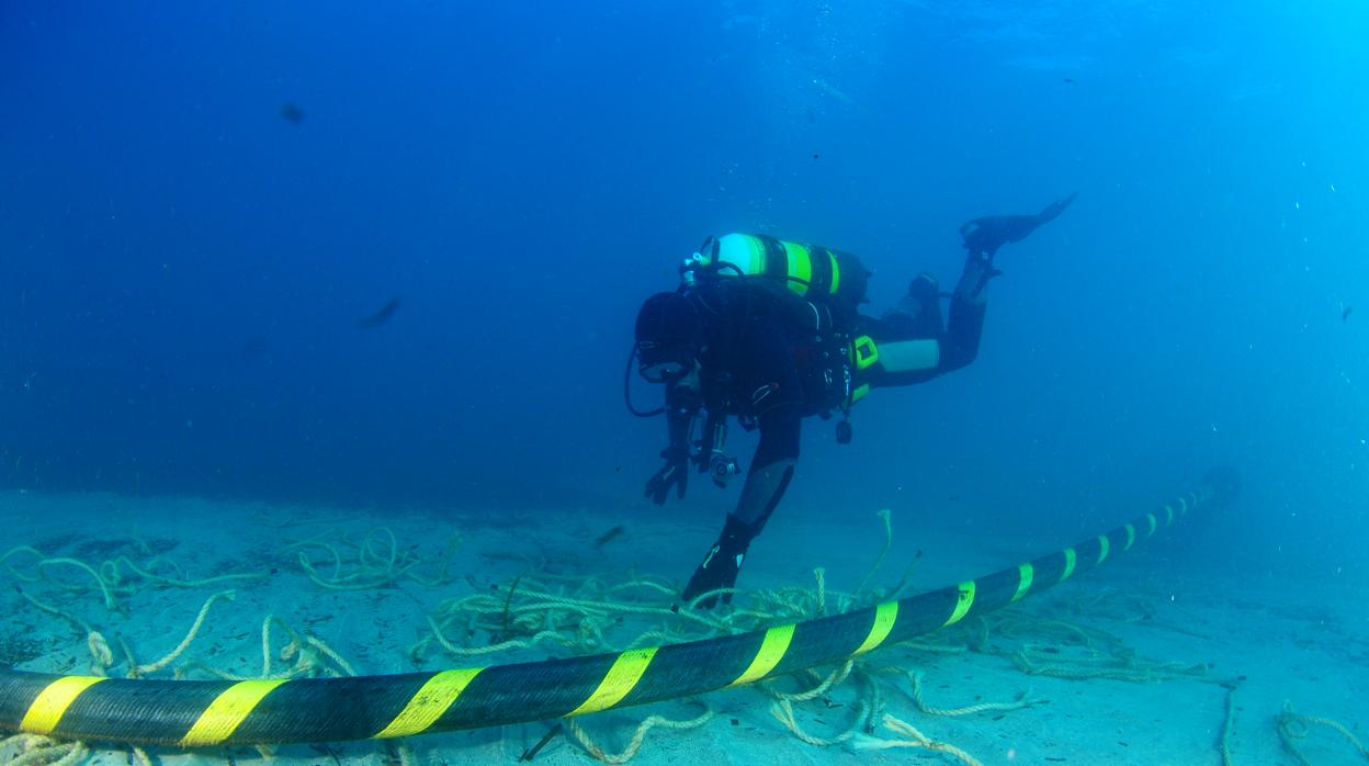 Trabajos submarinos para el tendido del cable