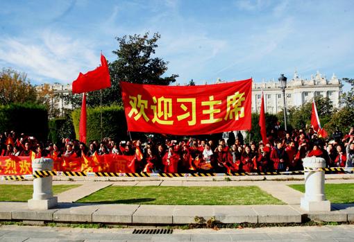 Un grupo de ciudadanos chinos en el recibimiento a Xi Jinping en Madrid