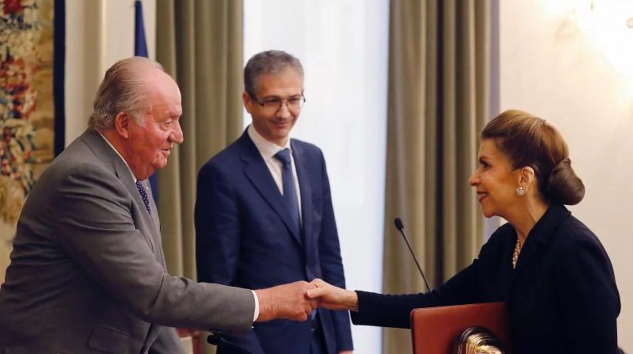 Don Juan Carlos entrega el premio a la economista cubana