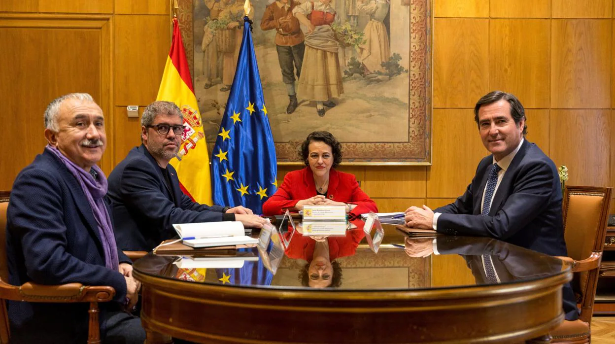Pepe Álvarez, Unai Sordo, Magdalena Valerio y Antonio Garamendi, en la reunión que mantuvieron el pasado lunes