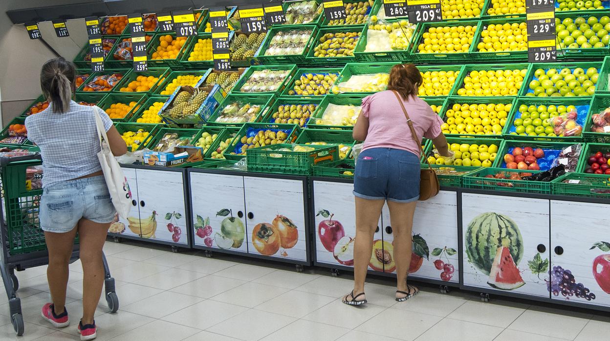 Venta de frutas en un establecimiento comercial