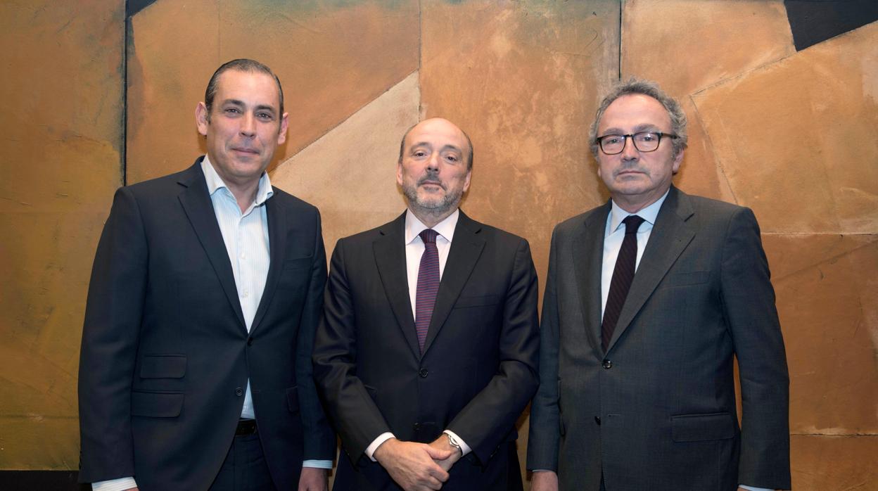 De derecha a izquierda: el presidente Manuel Polanco, el vicepresidente y sucesor Javier Monzón y el consejero delegado, Manuel Mirat