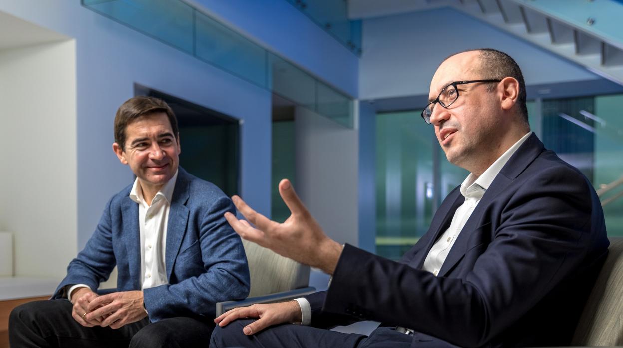 El nuevo presidente de BBVA, Carlos Torres (i), junto al nuevo consejero delegado, Onur Genç