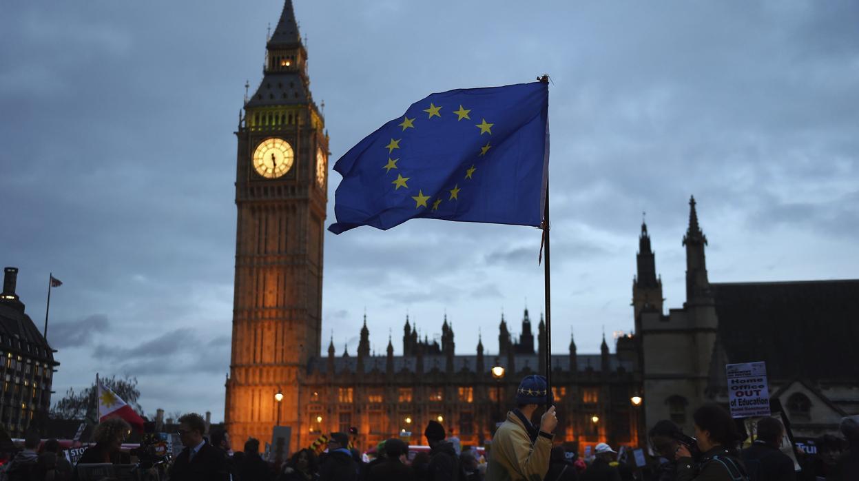 Un hombre porta la bandera de la Unión Europea en pleno centro de Londres