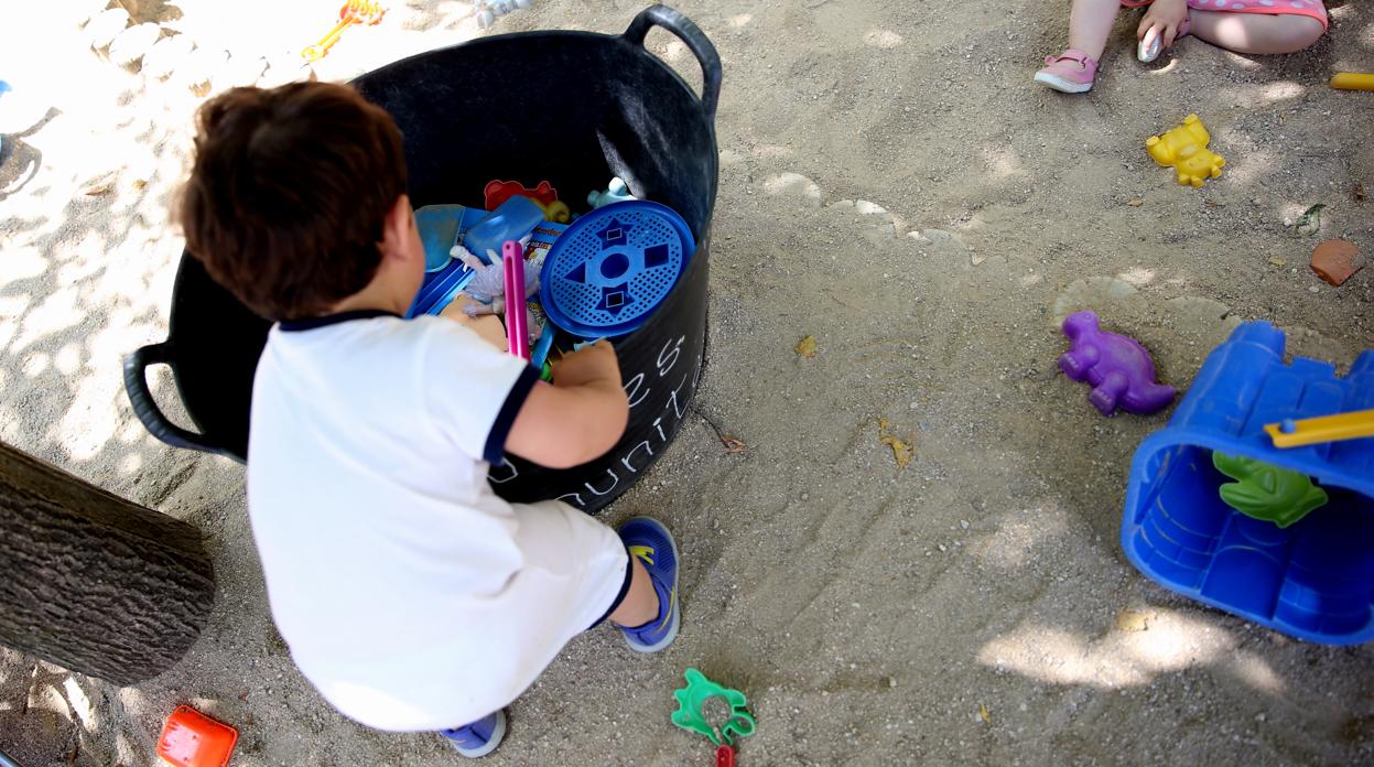 Un muchacho jugando en un parque en Madrid