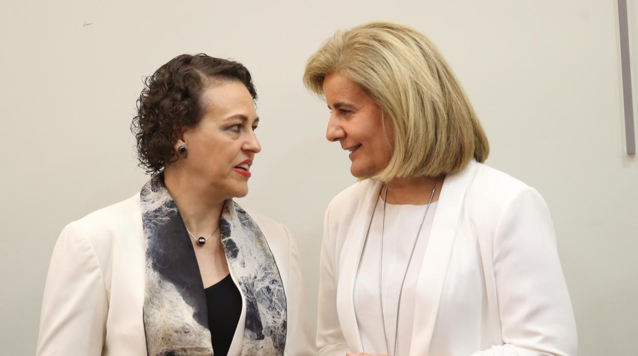 La ministra de Trabajo, Magdalena Valerio, junto a su predecesora en el cargo, Fátima Báñez