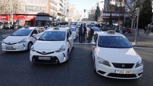 El sector del taxi anuncia demandas y querellas contra Uber y Cabify