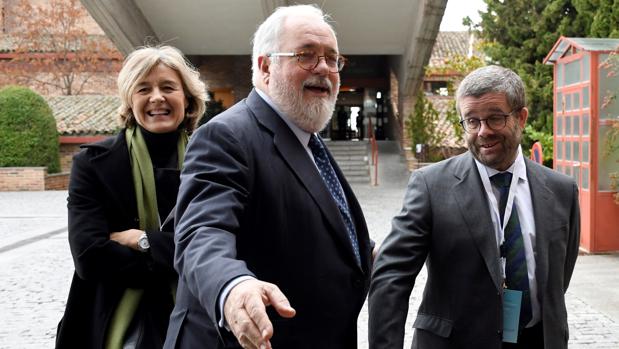 Cañete apremia a Teresa Ribera para que envíe a Bruselas su plan energético