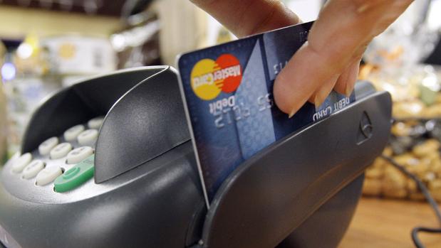 Bruselas multa con 570 millones a Mastercard por fijar tasas artificialmente altas por usar sus tarjetas