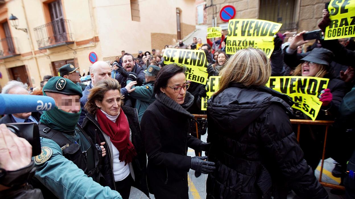 La ministra, con una bufanda roja, llega al ayuntamiento de Andorra, en Teruel