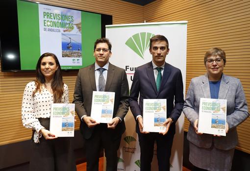 Cristina Rico, Rafael Muñoz Zayas, Rafael López del Paso y Felisa Becerra, ayer, en la presentación del informe