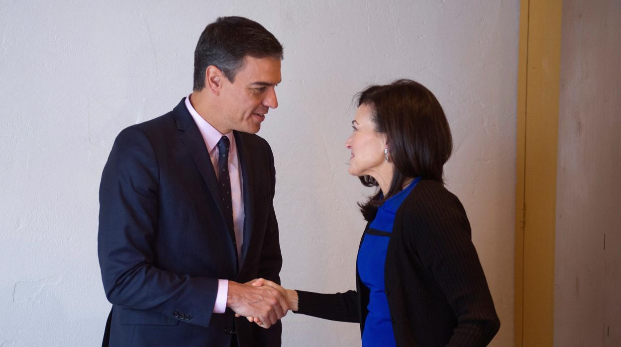 El presidente del Gobierno, Pedro Sánchez, con la consejera delegada de Facebook, Sheryl Sandbergs