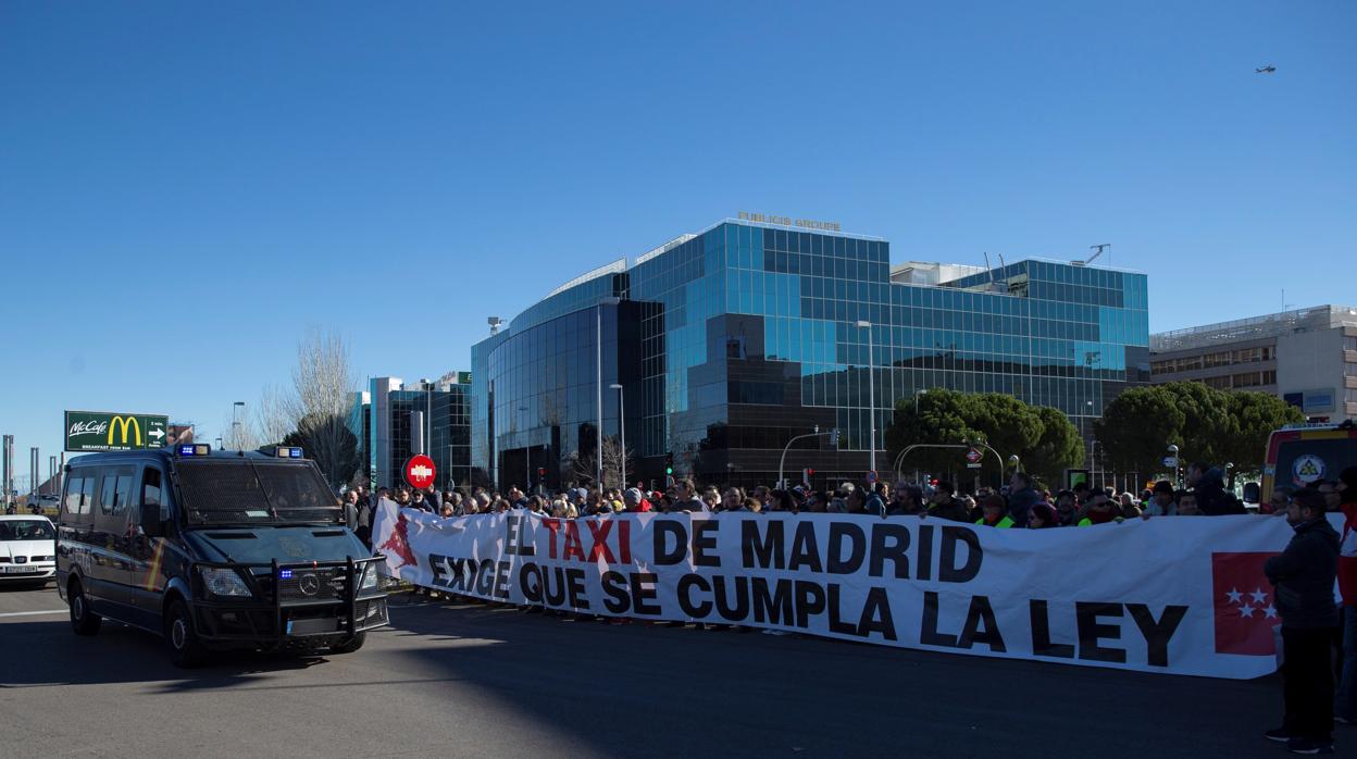 Protesta de taxistas en las inmediaciones de Fitur