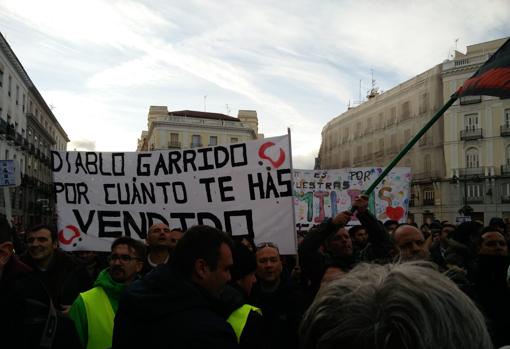 Pancartas contra Garrido en Sol