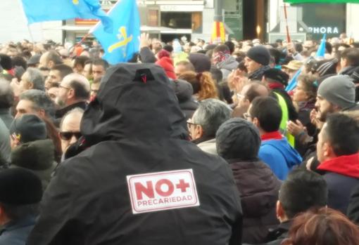 Taxistas con la pegatina de «No más precariedad»