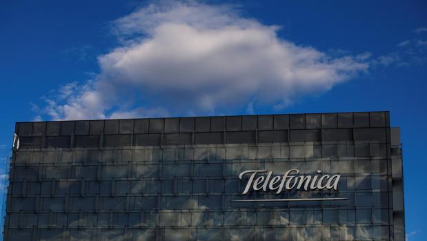 Telefónica apuesta fuerta en su primera emisión de bonos verdes y emite 1.000 millones de euros