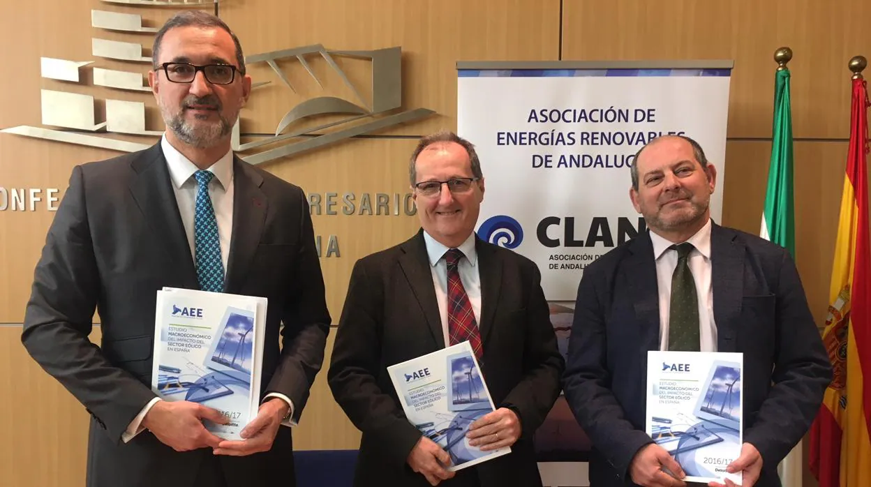 Juan Virgilio Márquez, Luis Fernández-Palacios y Alfonso Vargas, durante la presentación del informe en la CEA