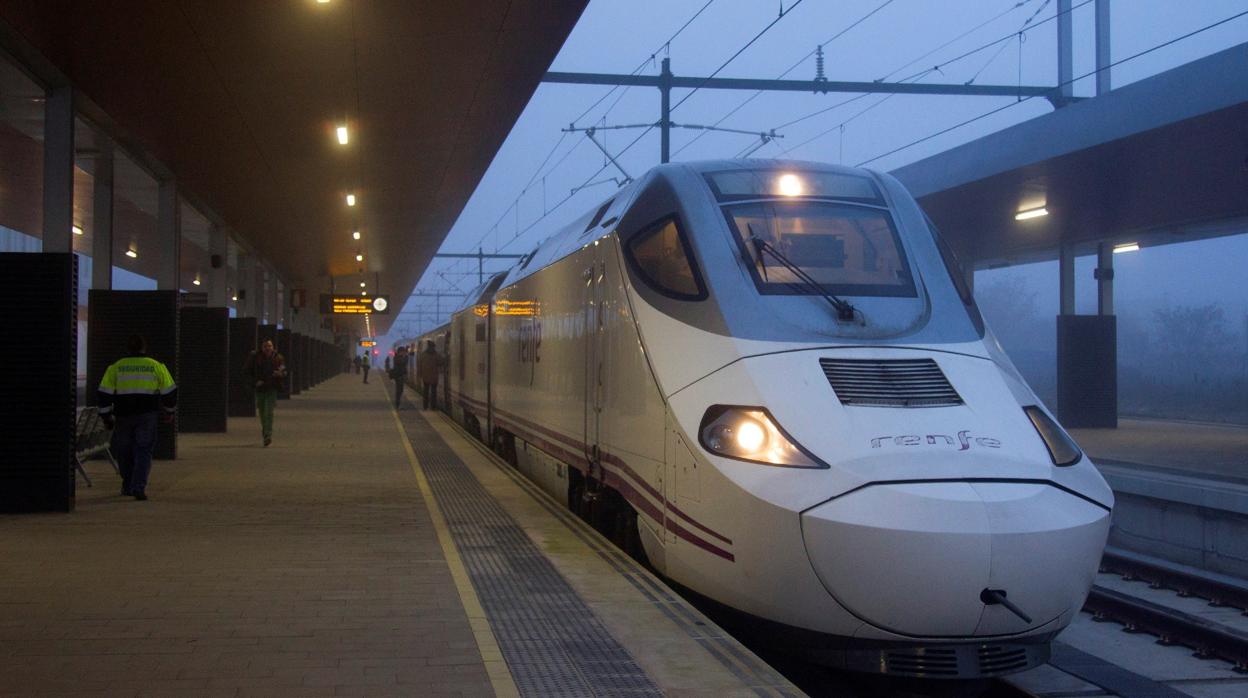 Imagen del denominado «tren madrugador» implantado el pasado mes de mayo entre Zamora y Madrid, que circula por la línea del AVE y realiza paradas intermedias en Segovia y Medina del Campo (Valladolid)