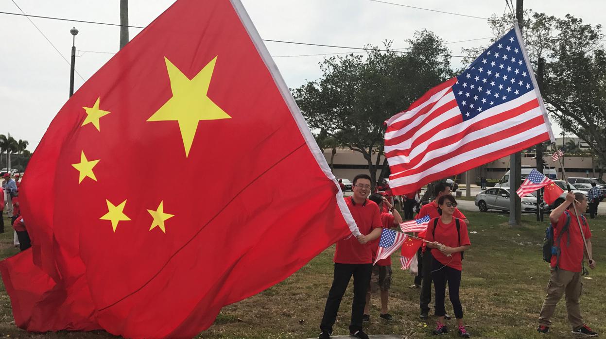 Un grupo de ciudadanos chinos con la bandera de su país y también la de Estados Unidos