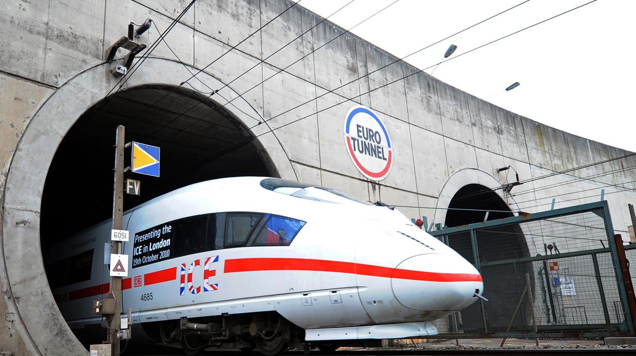 Tren aleman fabricado por Siemens saliendo del Eurotúnel
