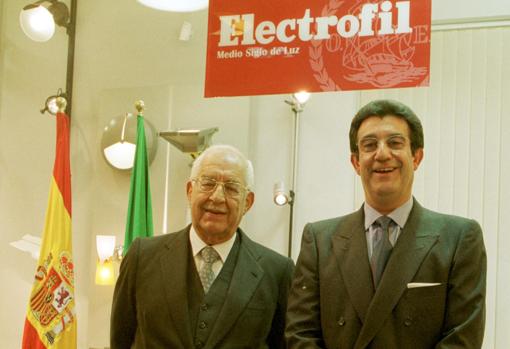 Imagen de 1999, cuando Antonio García Hernández -a la izquierda-, presidente y fundador de Electrofil Andalucía, y Luis Aguado Sainz de la Maza, consejero delegado, celebraban las bodas de oro de la compañía