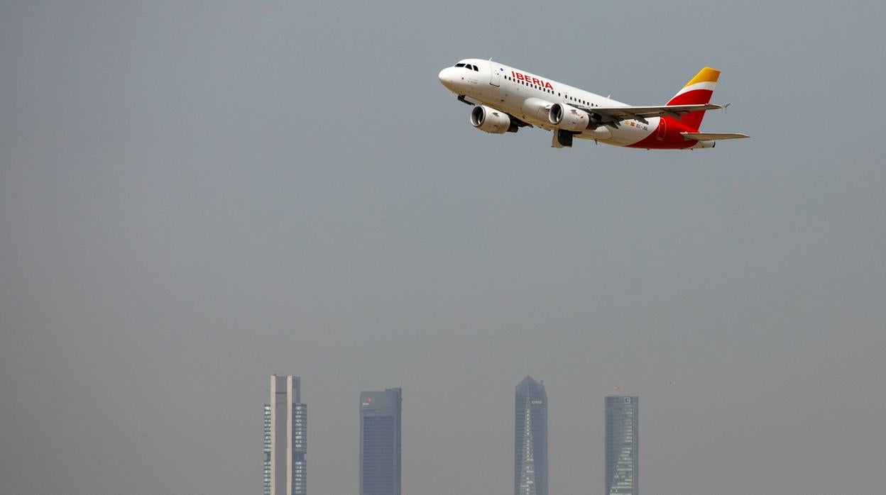 Avión de Iberia sobrevuela Madrid