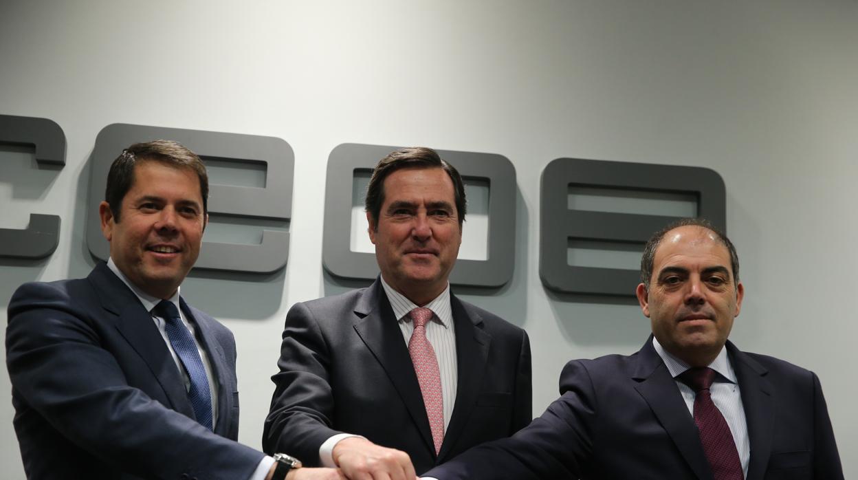 Lorenzo Amor (primero por la derecha), presidente de ATA, junto a los máximos responsables de CEOE Antonio Garamendi (centro) y de Cepyme, Gerardo Cueva
