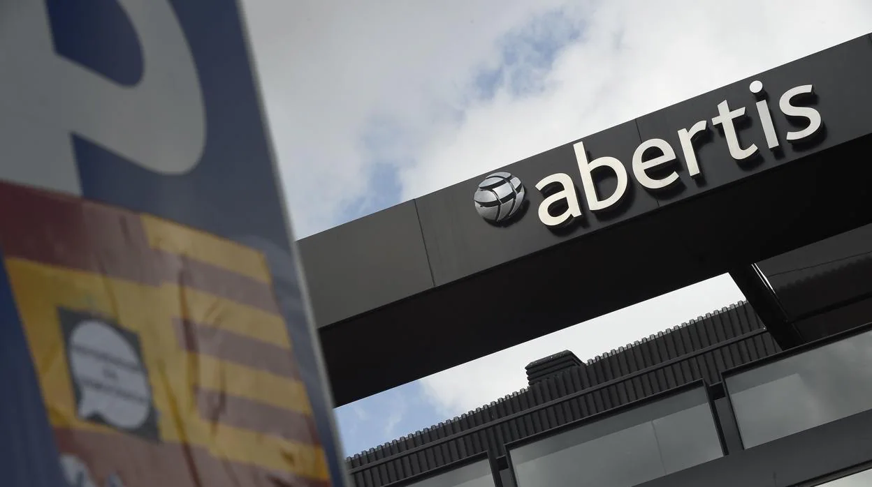 La compañía ha añadido que descontando los 605 millones de euros de plusvalías obtenidas por la venta de Abertis