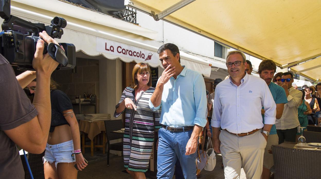 Pedro Sánchez (centro imagen) junto a la presidenta de Baleares, Francina Armengol