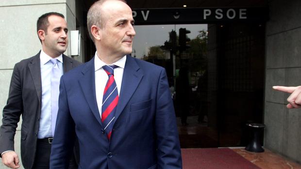 El exministro Sebastián denuncia a BBVA por las escuchas de Villarejo y otras cuatro noticias