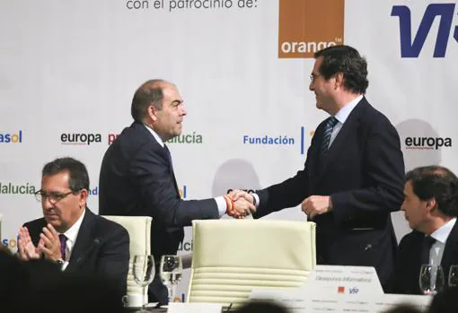 Lorenzo Amor y Antonio Garamendi se estrechan la mano al inicio del acto en Sevilla