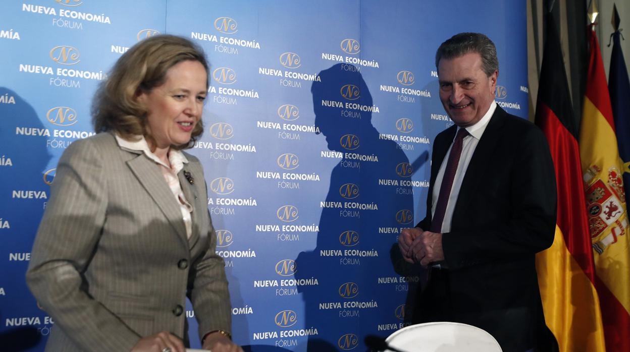 La ministra de Economía y Empresa, Nadia Calviño (izda) y el comisario de Programación Financiera y Presupuestos, Günther Oettinger