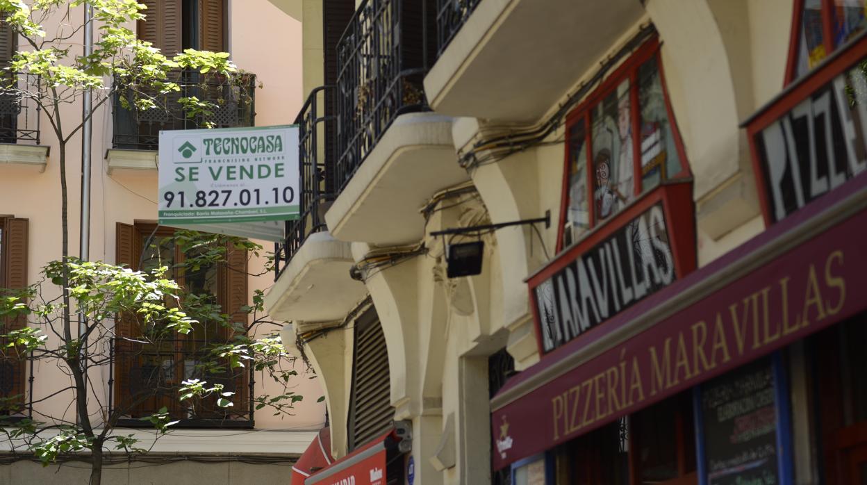 Un cartel de «Se vende» en un piso en Madrid