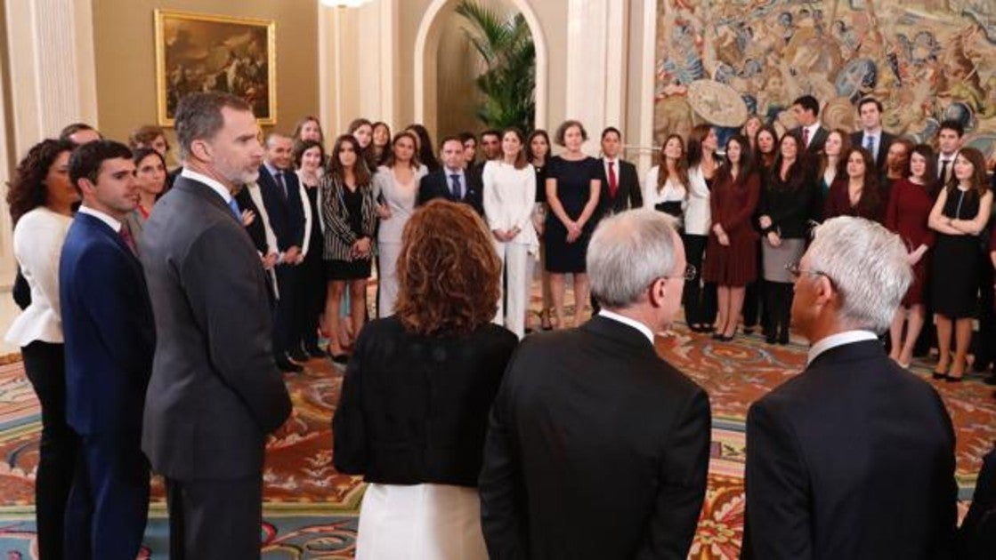 El Rey recibió en Zarzuela a la última promoción de inspectores de Hacienda que recibirá en breve su destino tras casi un año de formación en la Escuela de la Hacienda Pública