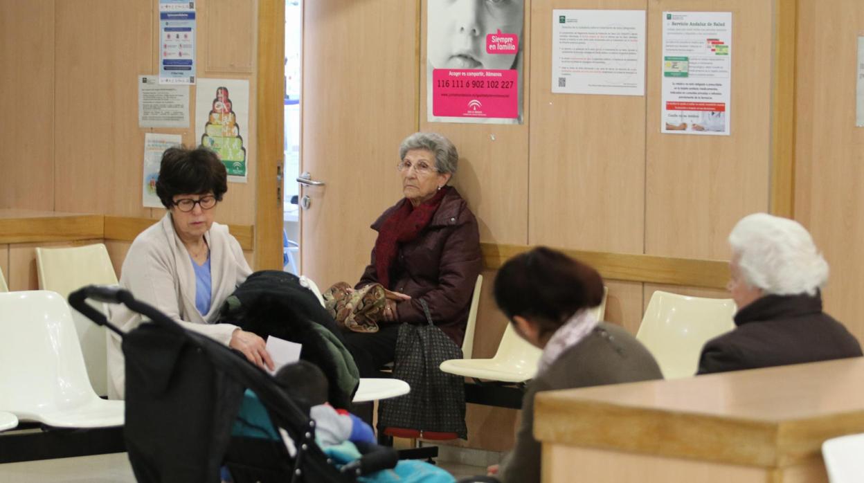 Pacientes esperan en una consulta de atención primaria en Córdoba